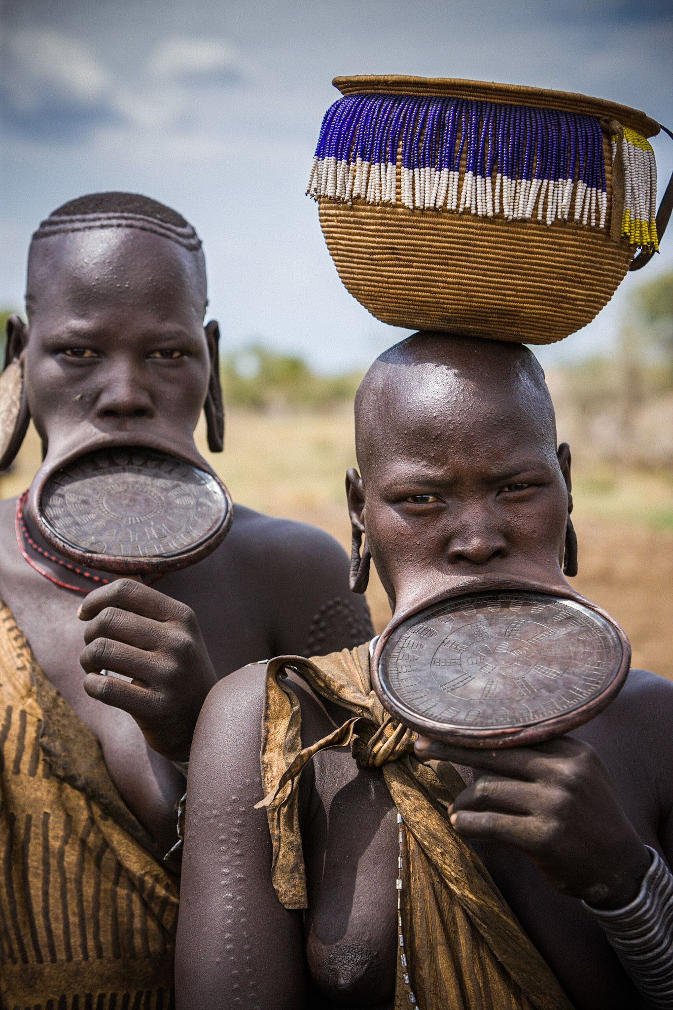 Mursi Tribe, Omorate, Ethiopia / Mursijské ženy vypadají se svou výzdobou trochu jako z jiného světa. Takto vypadala Afrika v mých představách formovanými knihami Emila Holuba, Josefa Vágnera  a Zikmunda a Hanzelky. V 21. století z ní sice mnoho nezbylo, ale střípky lze naštěstí stále najít.