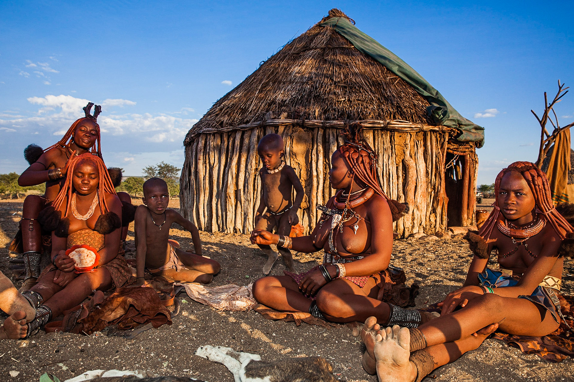 Pokud nenavštívíte himbskou vesnici brzy ráno, tak v podstatě nespatříte muže. Ti většinou zmizí s rozedněním do buše, kde pasou dobytek a kozy. Ženy se přes den věnují posedávání, klábosení, výrobě cetek pro turisty a samozřejmě vaření.