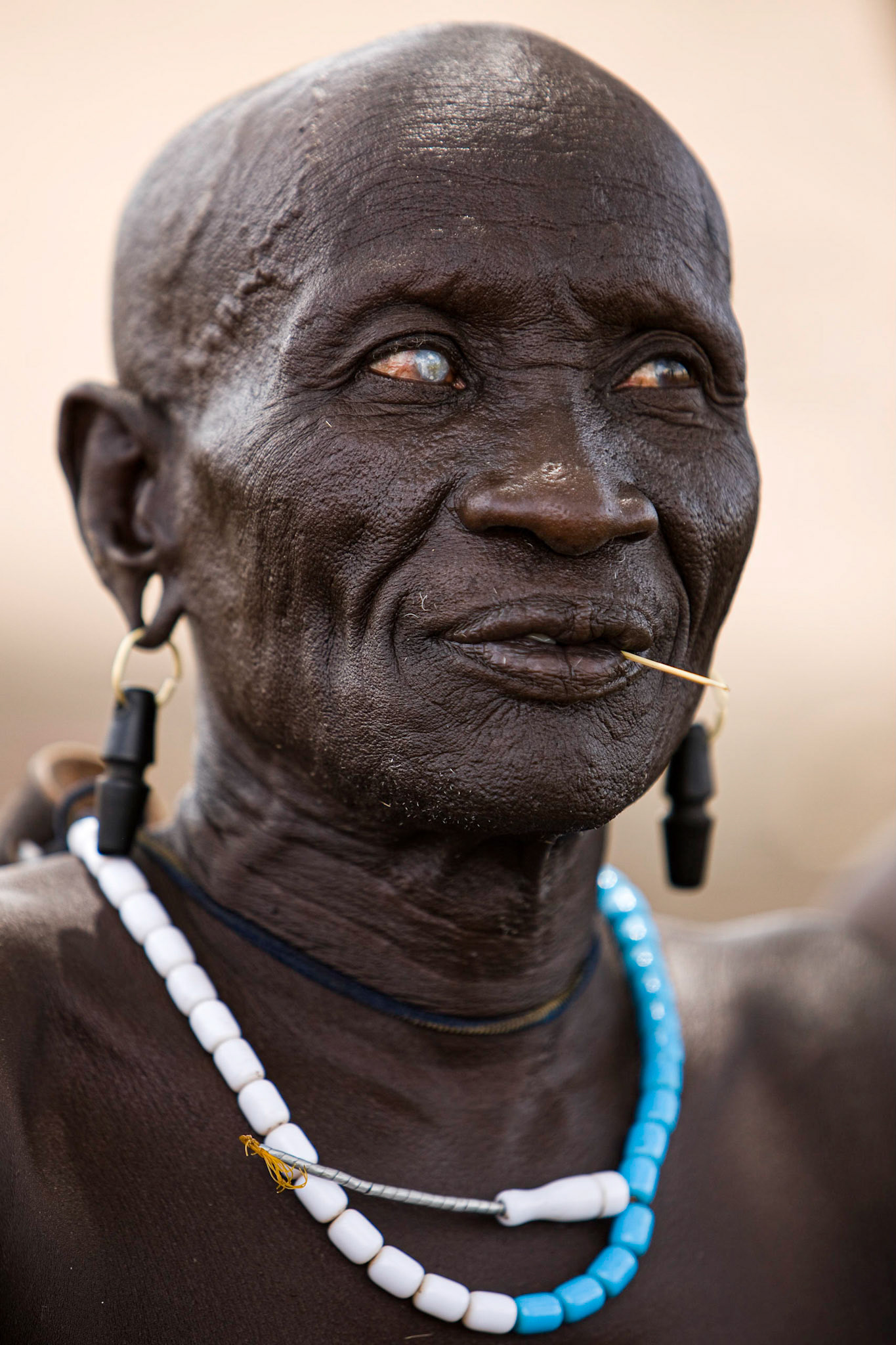 Stařec z vesnice kmene Mursi