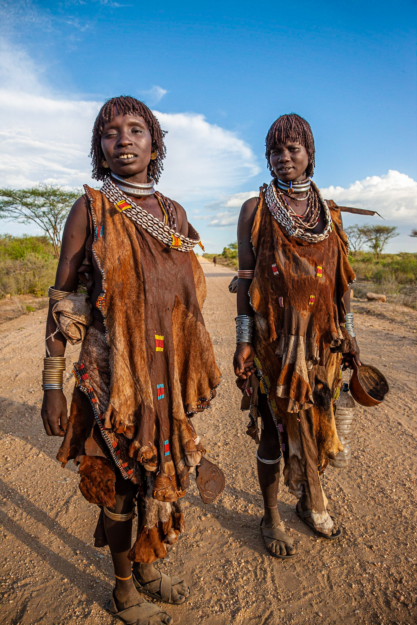 Hamerské ženy se v podvečer vracejí z trhu. Hamerové jsou jedním z nejpočetnějších kmenů v oblasti Omo Valley.