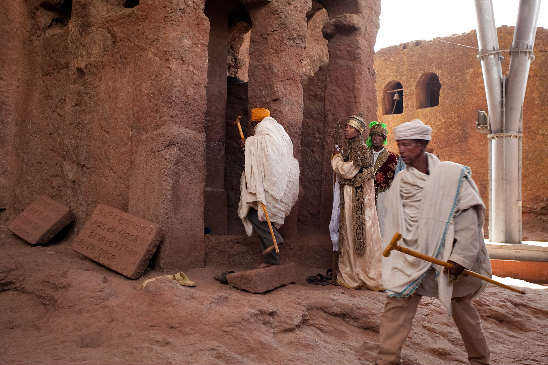 Před vstupem je třeba odložit obuv, a pokud chcete lépe vidět, mnohdy se hodí i dobrá baterka:) V pozadí se tyčí sloup ochranné konstrukce chránící kostel.