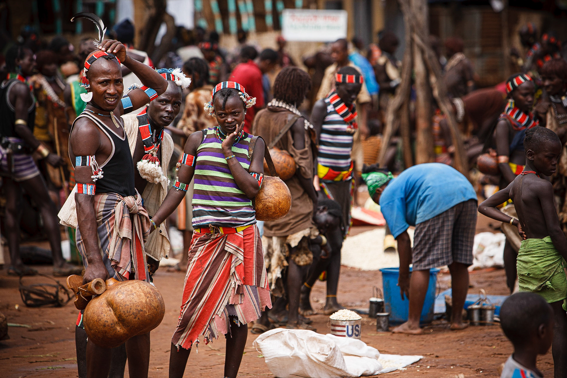 Tradiční úterní trh ve vesničce Dimeka. Trhy obecně jsou úžasnou možností udělat si přehled o okolních kmenech. Jsou místní událostí a lidé se scházejí ze širokého okolí.