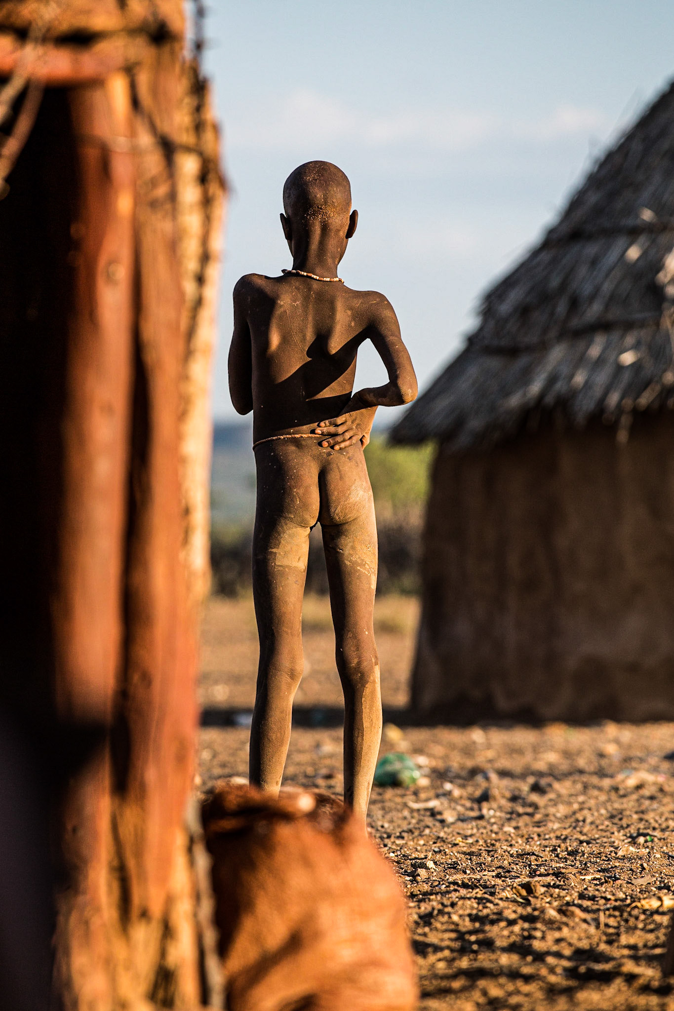 Život je v himbských vesnicích v Kaokolandu bezpochyby tvrdý a plyne hodně líně.
