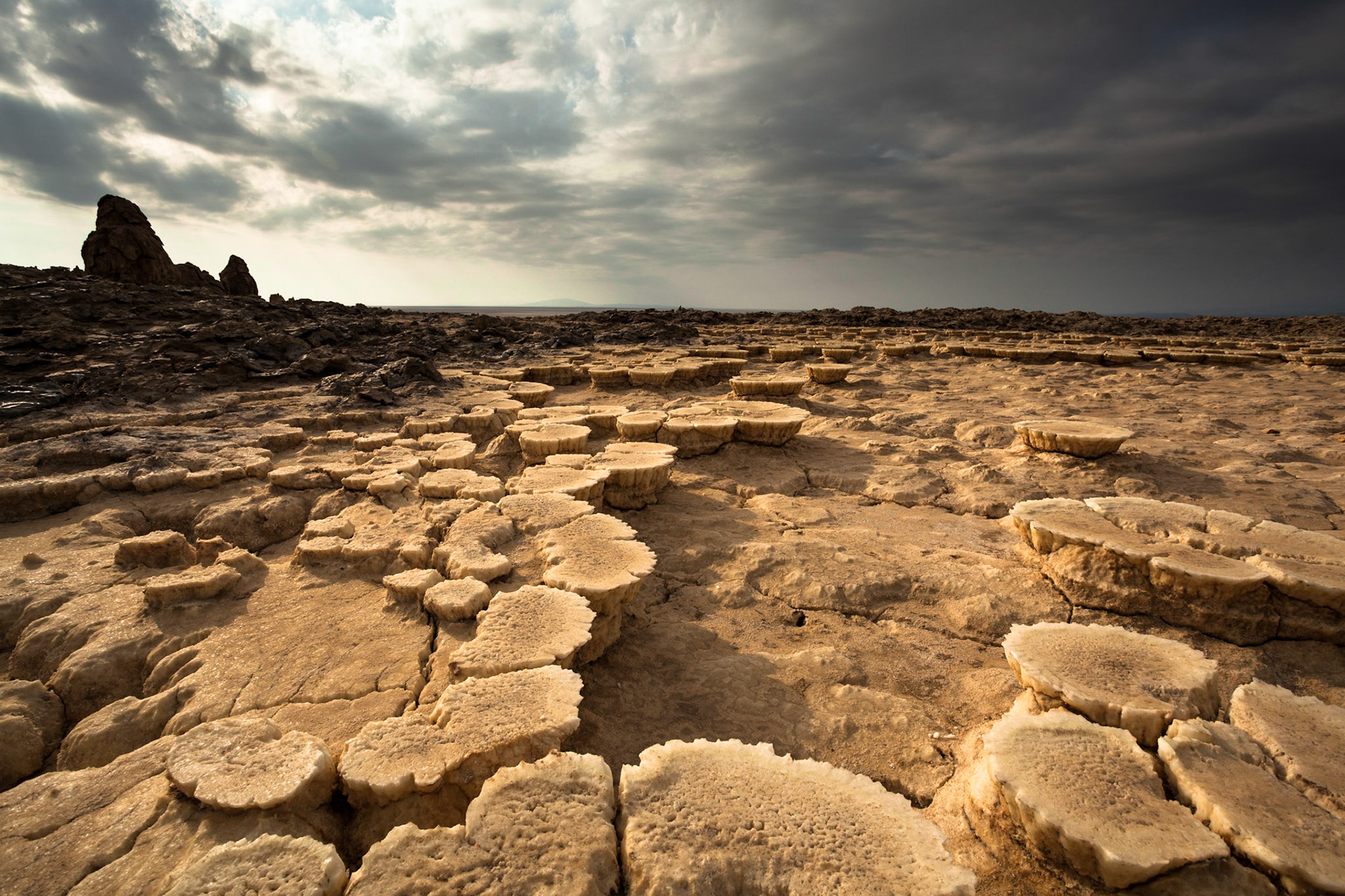 Sopečný kráter Dallol je jedním z nejníže položených vulkánů na zemi. (cca -50 m). Nachází se v severní Etiopii v nehostinné oblasti nazvané Danakil, blízko hranic s Eritreou. To přináší svá úskalí. Podmínkou pro návštěvu Dallolu je to, že do svého již tak přeplněného auta musíte přibrat tři další, po zuby ozbrojené vojáky, kteří dohlížejí na vaši bezpečnost. V praxi to znamená, že jdou kus před vámi, obhlížejí terén a hledají miny, které sem tu a tam nastraží banditéz Eritrei. To, že to není jen folklór, naznačují historky místních a strach majitelů vozů z návštěvy této oblasti.