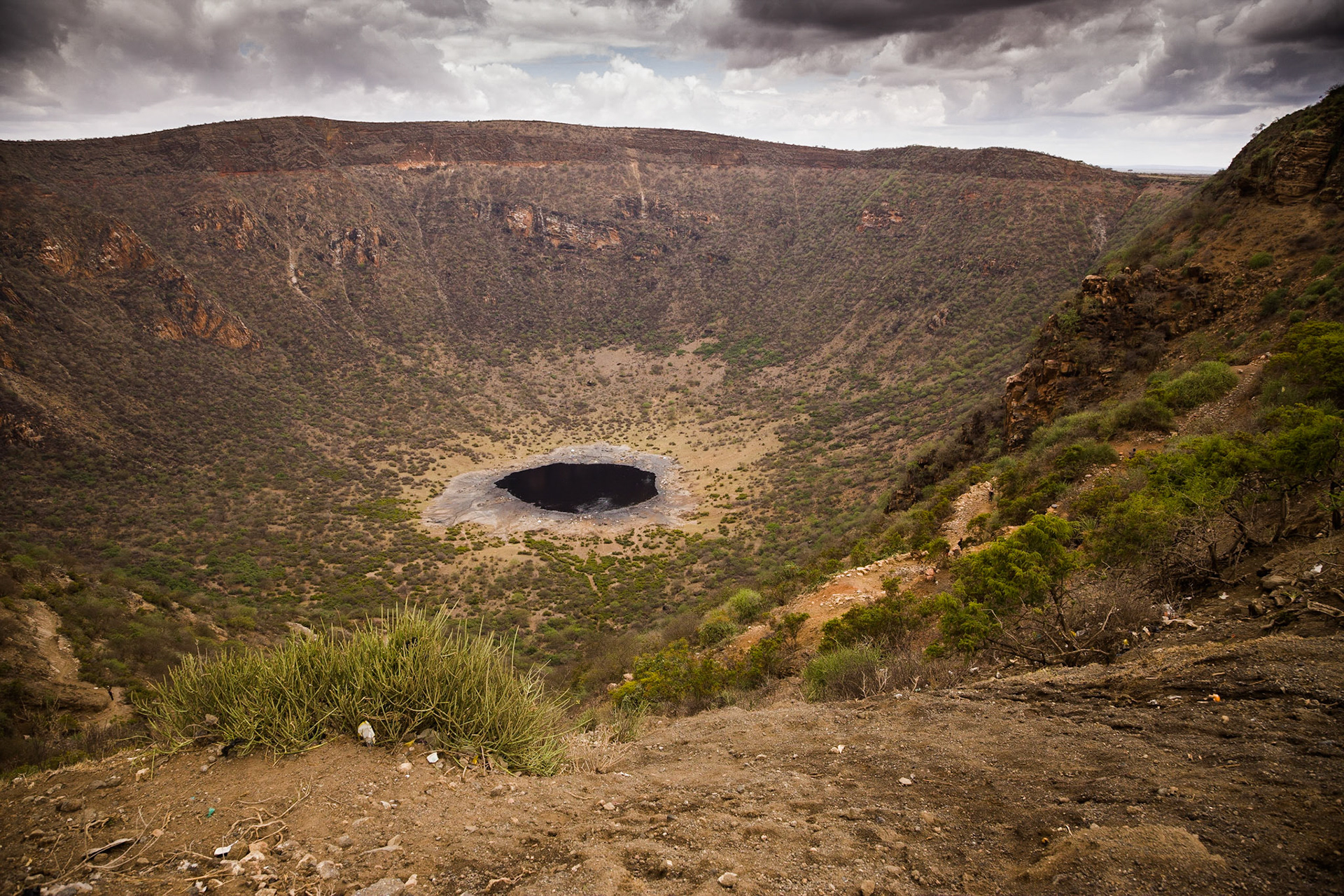 Asi 100 km na jih od Yabela se nacházi kráter, ze kterého se již dlouhou dobu dobývá sůl. Za mnoho desítek let se toho na způsobu dolování a dopravy soli mnoho nezměnilo. Kráter se nachází téměř v rovině, a tak mne jeho mohutnost po zastavení na jeho kraji opravdu překvapila.
