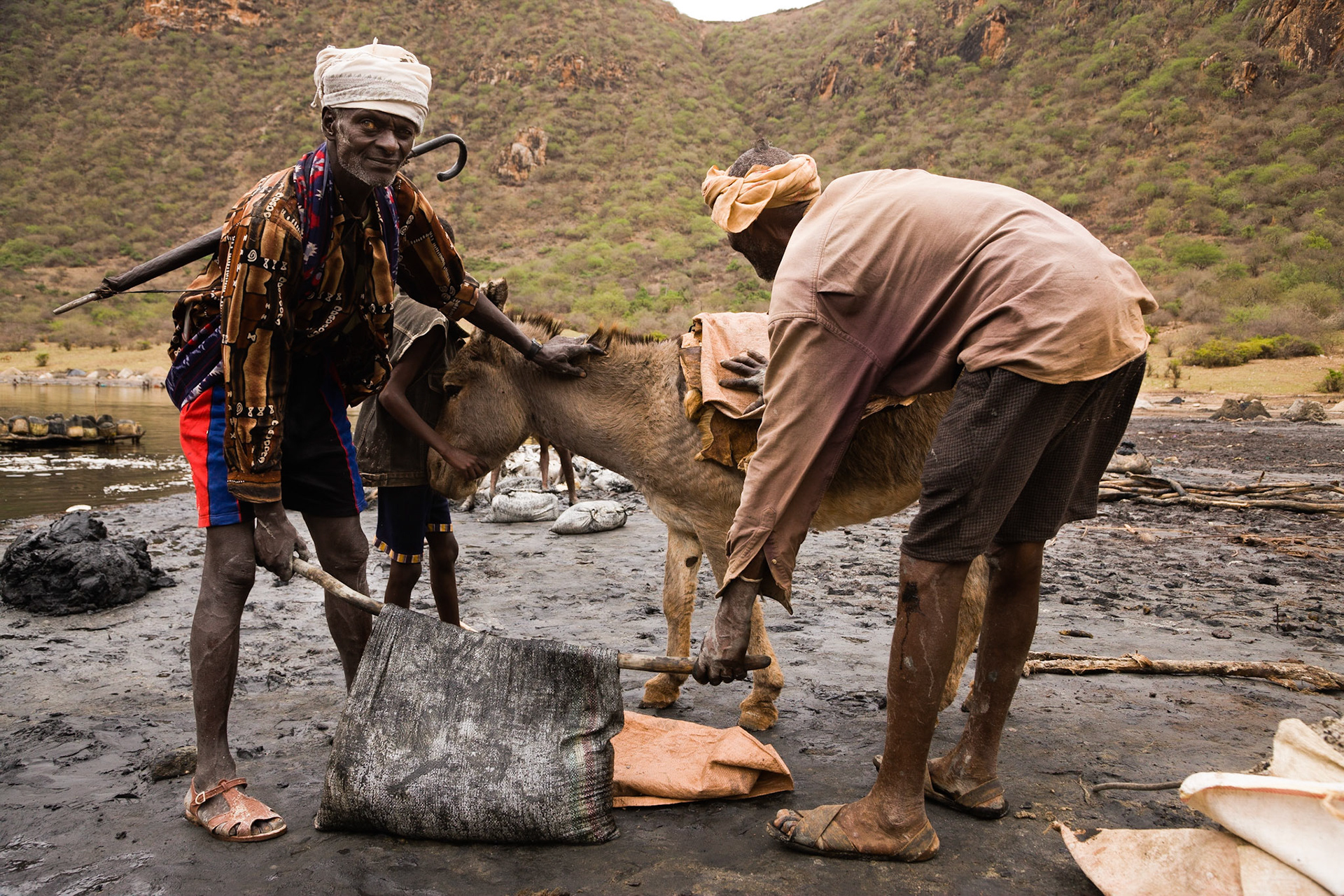 Někteří pracují ve vodě, jiní pytlují sůl a další se starají o to, aby se surovina dostala ven z kráteru. Dle slov jednoho z nich se na konci dne údajně všichni podělí rovným dílem o výdělek.