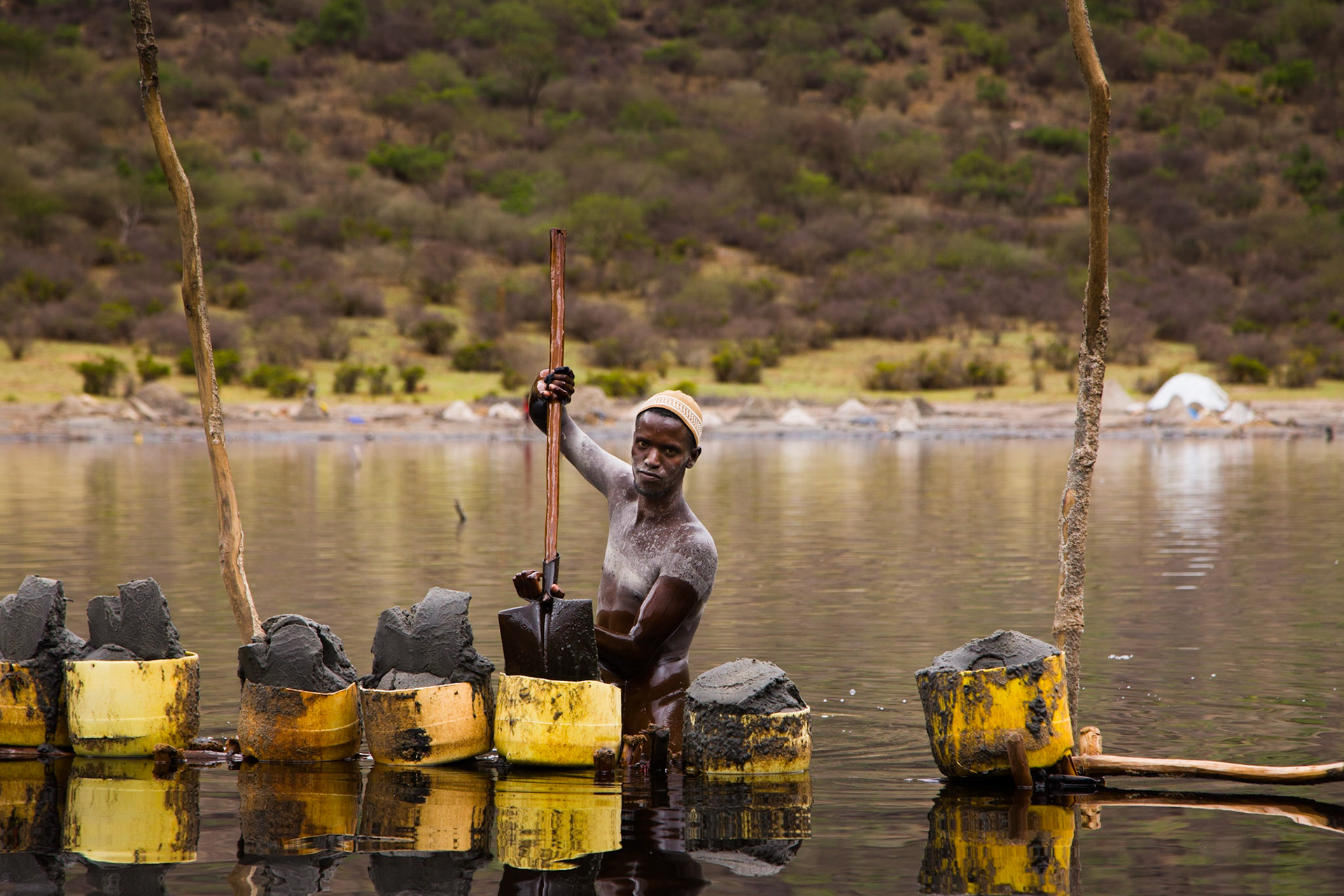 Dřevěnými tyčemi si označují kopáči své místo.