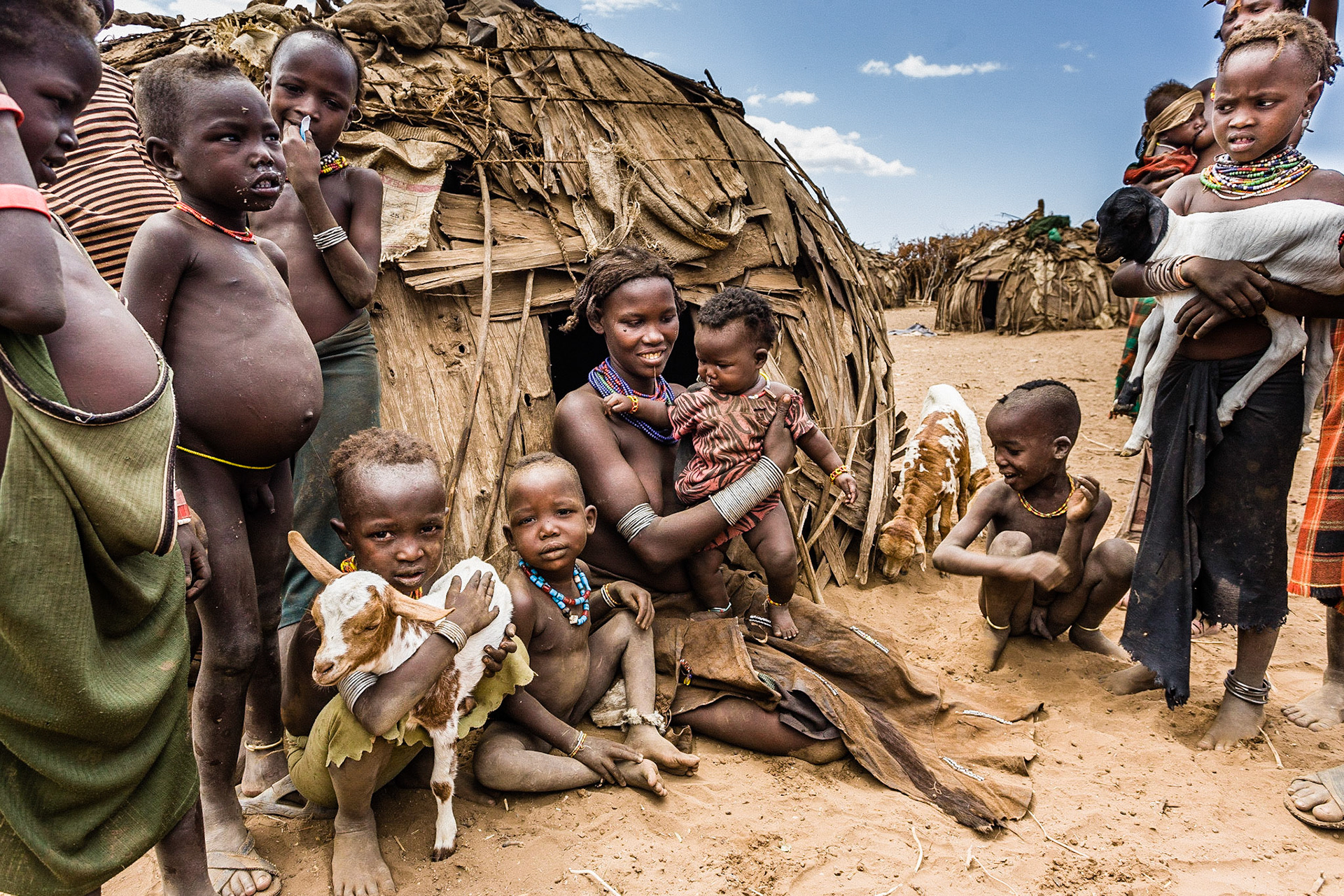 Galeb Tribe, Omorate, Ethiopia / Některé domorodé vesnice v údolí řeky Omo vypadají jako kulisy z natáčení levného postapokalyptického scifi filmu.