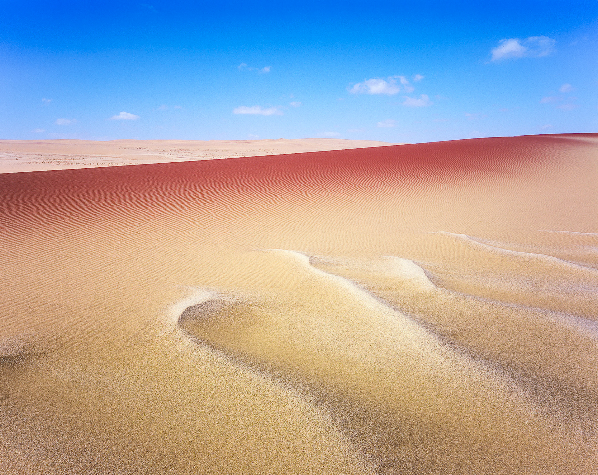 Poušť dokáže vykouzlit opravdu nádherné tvary a různorodé barvy.