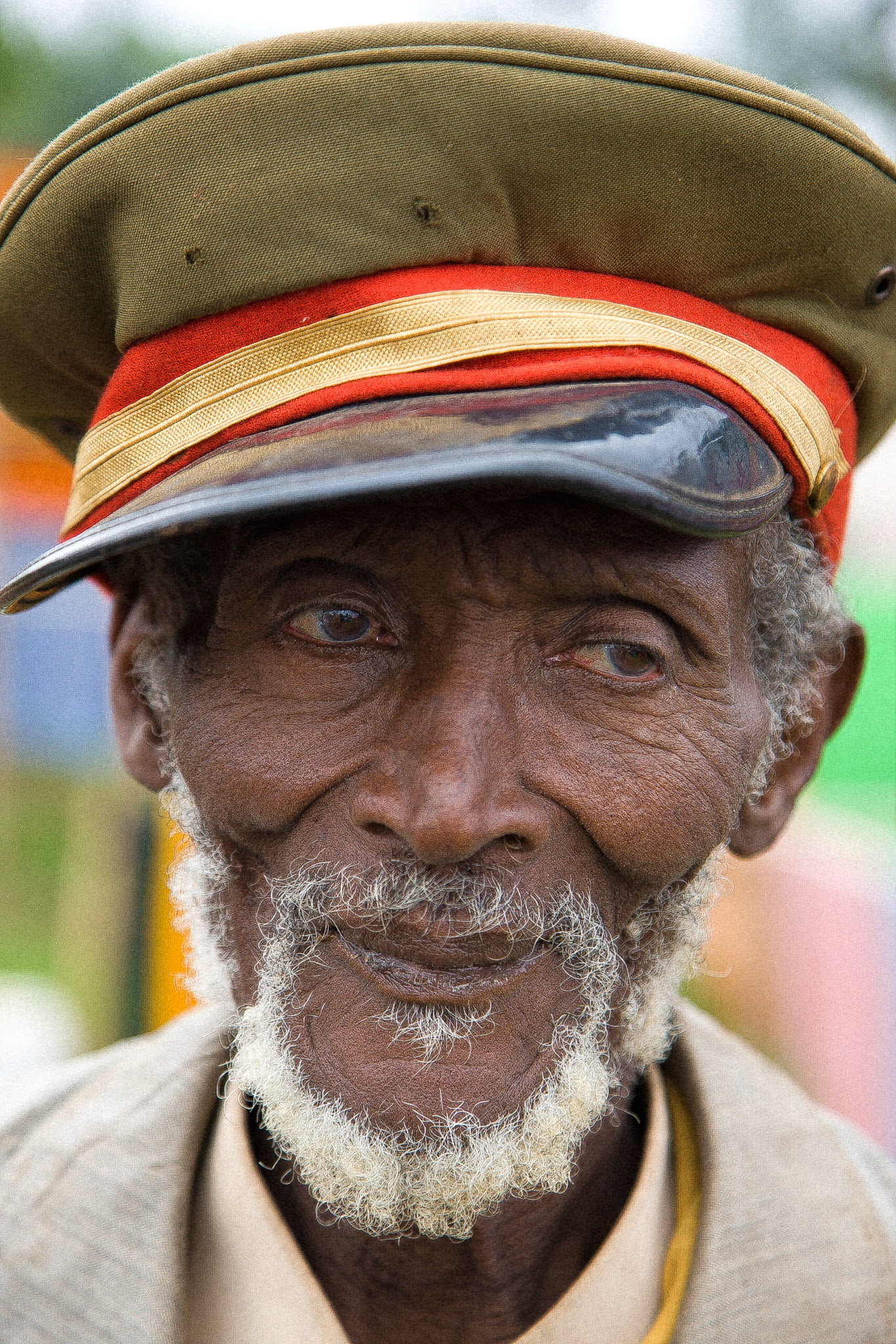 Sympatický stařík, kterého zastavuji na cestě z trhu, se nechává ochotně vyfotografovat. I když nic nepožaduje, dávám mu v přepočtu asi 10 korun za ochotu a následná radost v jeho očích je opravdu nefalšovaná.
