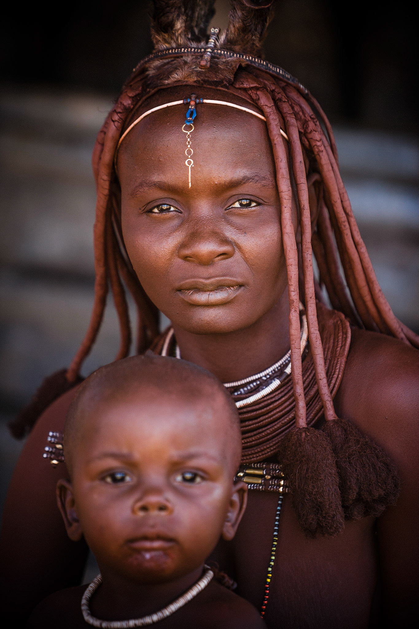 Kmen Himbů obývá severní oblasti Namibie a jižní Angoly nazývané Kaokoland. Jejich vzhled je fascinující stejně jako jejich tradiční kultura, kterou si uchovávají i přes velké civilizační tlaky. Typickým znakem Himbů je jejich červenohnědá barva, která vzniká nanášením směsi tuku a okru na celé tělo a do vlasů. Tato vrstva je bezpečně chrání před ostrým sluncem. Velmi zajímavým zážitkem pro mě bylo setkání s Himby o několik set kilometrů jižněji v supermarketu západního stylu. Himbové ve svém tradičním odění zde vypadali opravdu jako zvláštní zjevení.