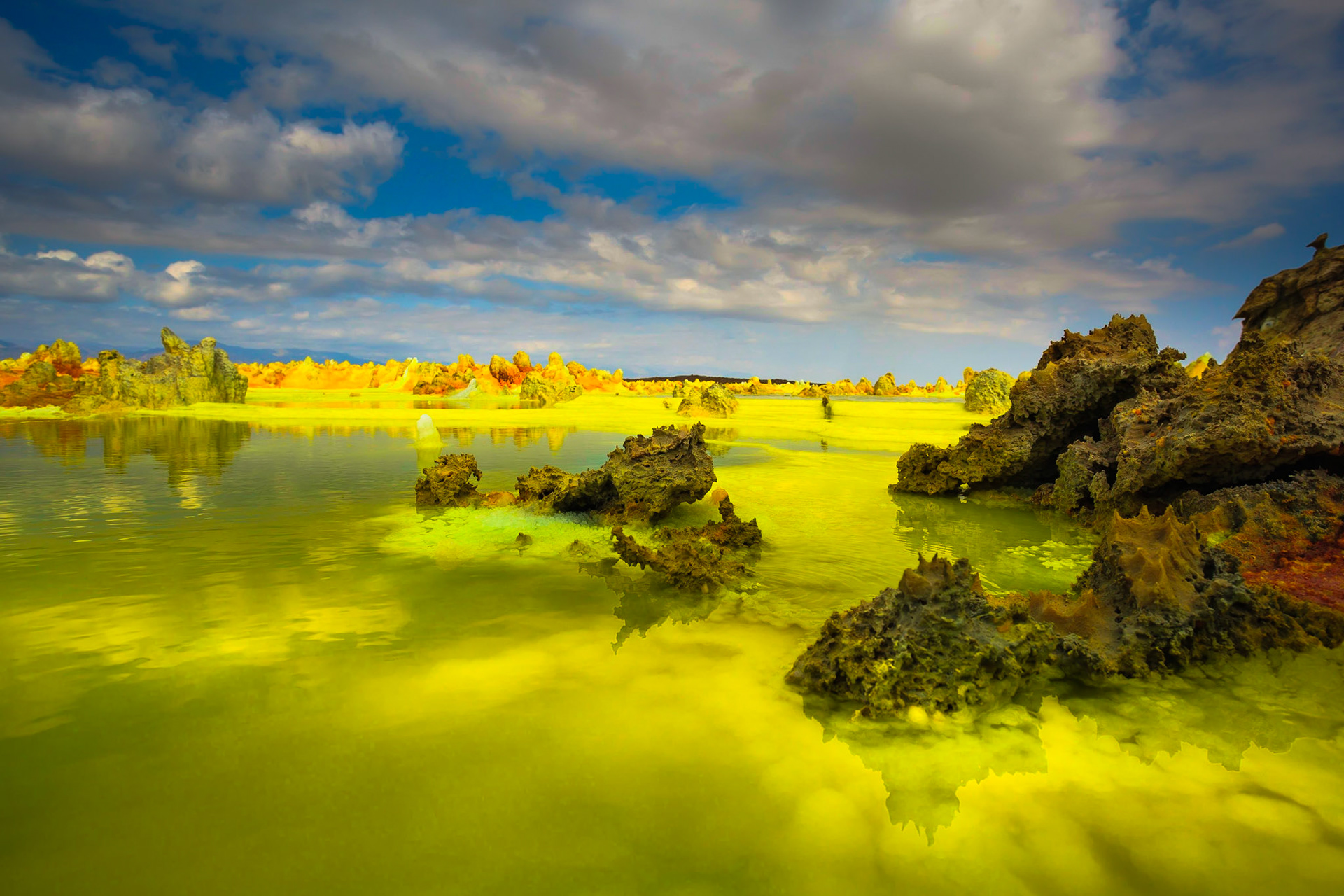 Dallol volcano in Danakil Depression - Afar region - Ethiopia / Sopečný kráter Dallol je jedním z nejníže položených vulkánů na zemi. (cca -50 m) Pokud se rozhodnete pro návštěvu tohoto místa plného chemických „bazénků“, připravte se na možné potíže s dýcháním. Kyseliny zde prostě visí ve vzduchu.