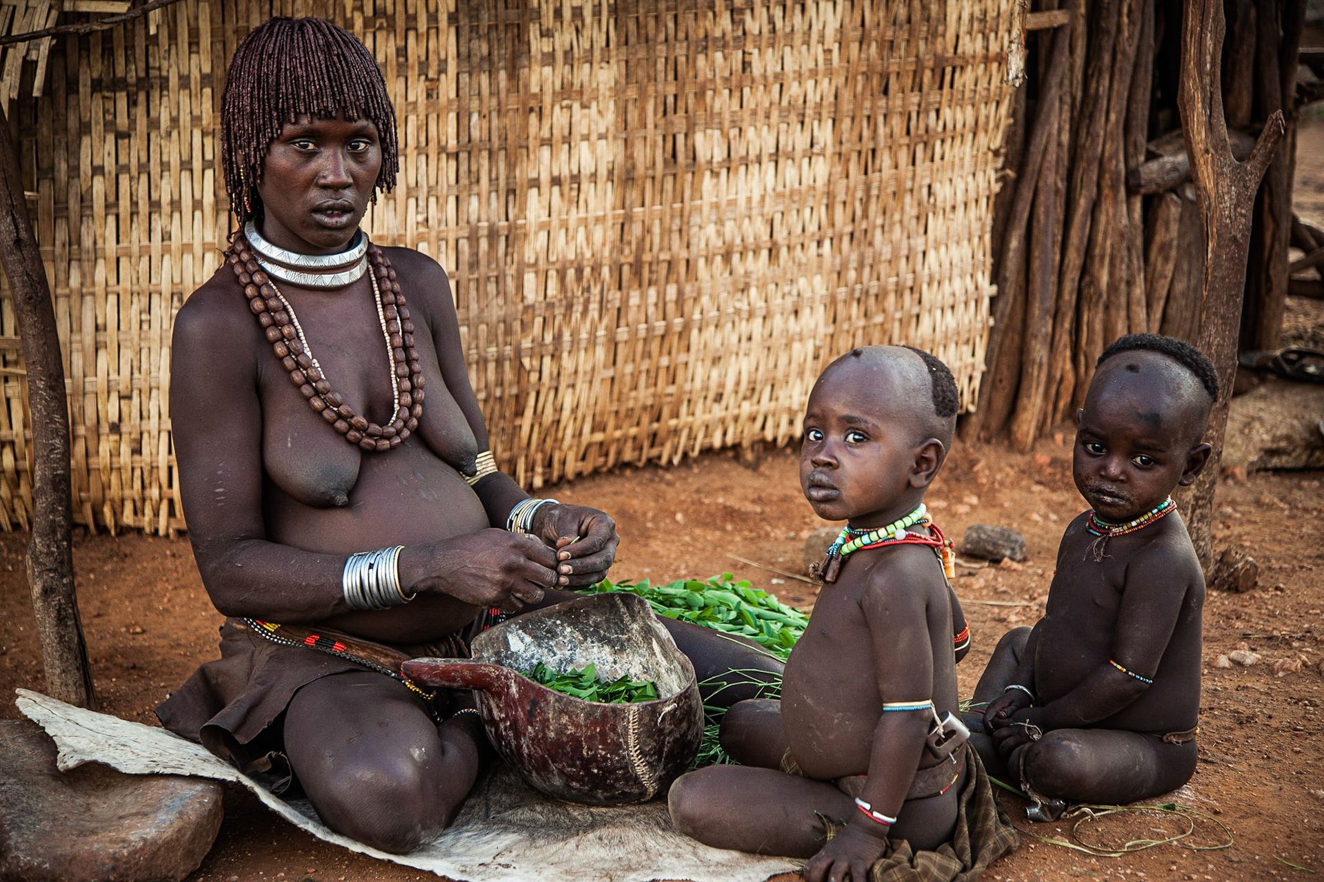 Podvečerní práce před chýší Hamerské rodinky.