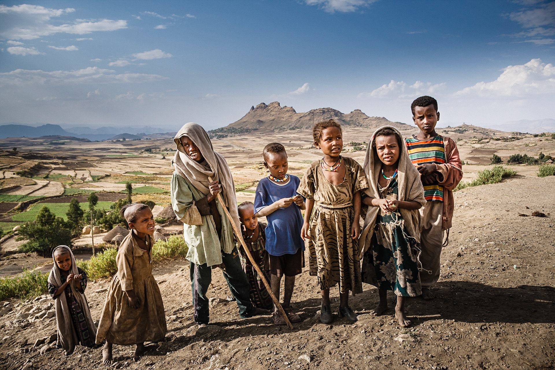 Vždy, jakmile jsme zastavili, z ničeho nic odkudsi začaly sbíhat děti. Pytlík bonbonů to vždy jen urychlil.