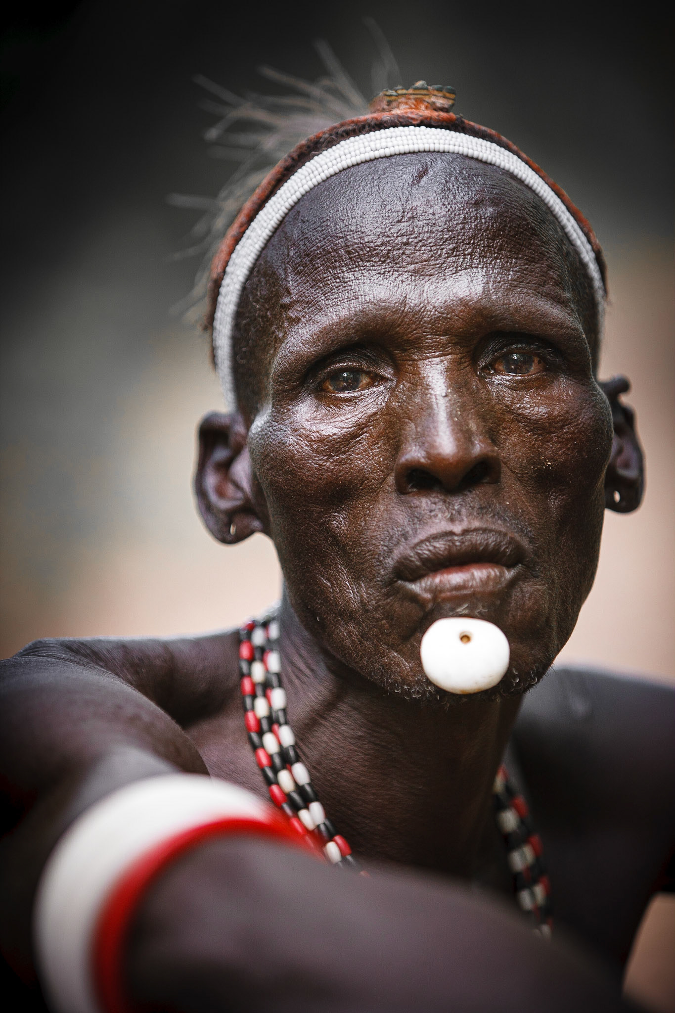 Karo tribe - Omo Velei - Ethiopia / Zaujalo mě, že většina příslušníků z kmene Karo měla bělmo zabarvené do žlutočervena. Bohužel se mi nepodařilo zjistit, čím je to způsobené. Na fotografiích je zabarvení zvláště výrazné.