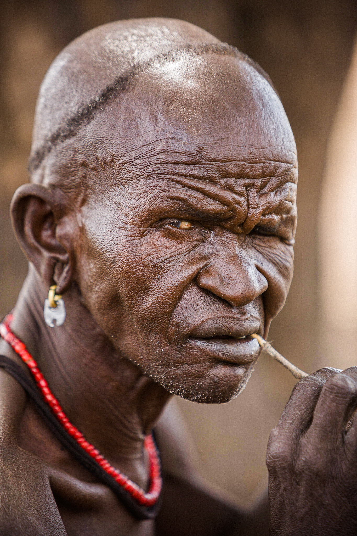 Území Mursijů se rozprostírá mezi řekou Omo a N.P. Mago. Jde o jeden z nejodlehlejších koutů v regionu Omo Valley. Mnozí ze starších mužů nevítají návštěvníky příliš laskavým pohledem. U mladší generace je to už jiné.