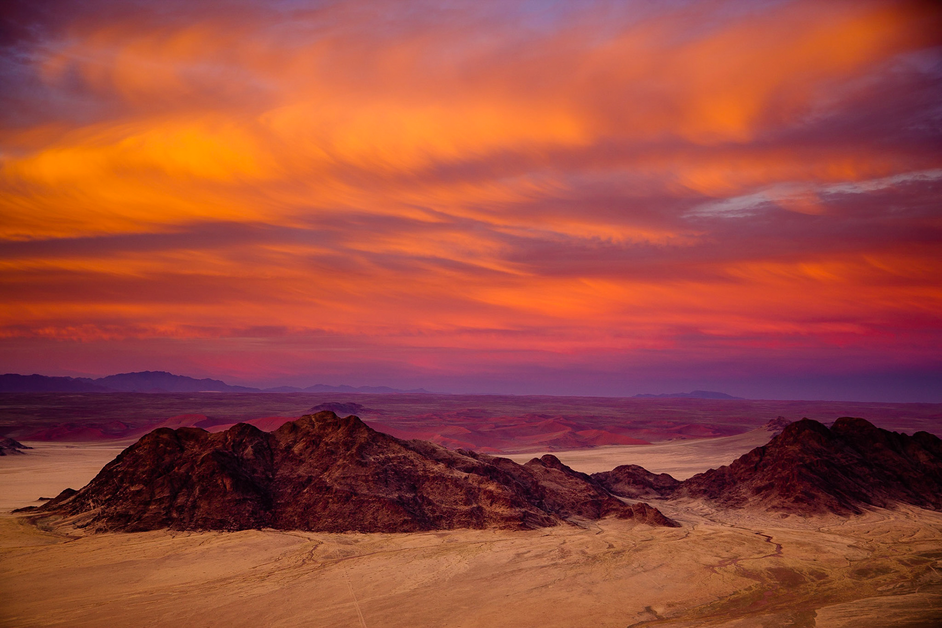 Ještě než vyjde slunce, obloha se rozehraje všemi barvami. Ráno je poměrně oblačné, ale o to více bylo nebe zajímavější.