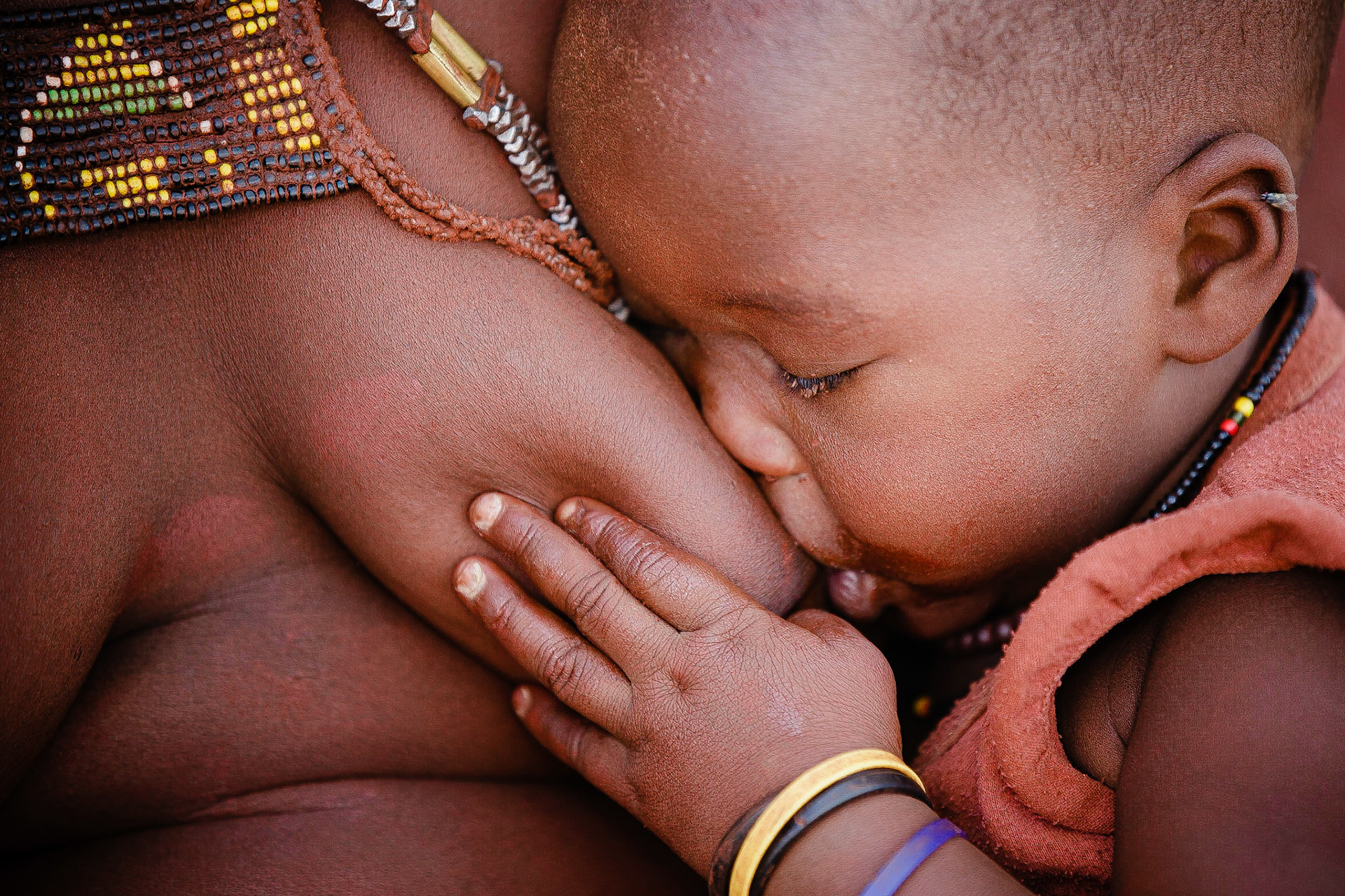 Skoro každá žena ve vesnici se starala o malé dítě. Prsu se překvapivě vehementně  dožadovaly už i poměrně odrostlé děti.