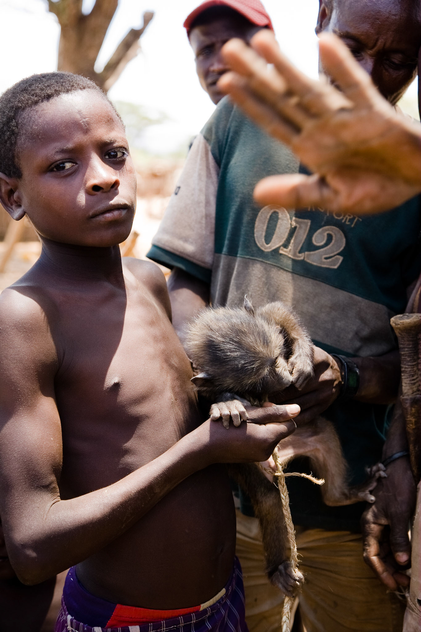 Asi jedinou místní atrakcí a zábavou je předvádění malého opičátka turistům. To je vůbec oblíbený sport v celé Etiopii, který jsem se ale snažil, krom tohoto prvního a jediného snímku, nepodporovat.