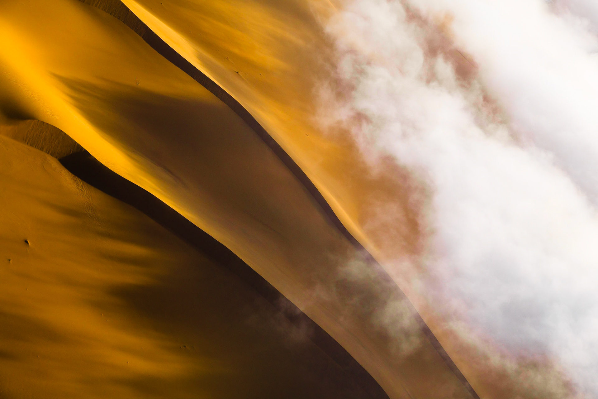 Vysoké duny Namibu padají na západním pobřeží Namíbie přímo do studených vln Atlantského oceánu. Díky rozdílným teplotám obou hmot zde není mlha nad pouští žádnou vzácností.