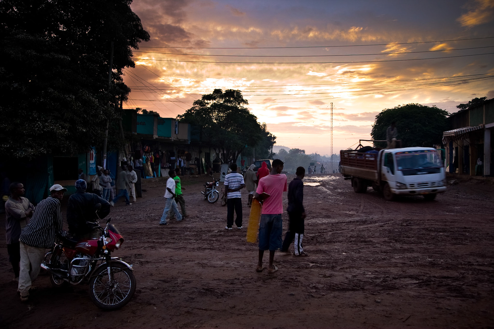 Soumrak v Jince. Jinka je největší město v Omo Valley. Dají se zde vyměnit peníze, najít "slušný" hotel, nabrat zásoby benzínu.