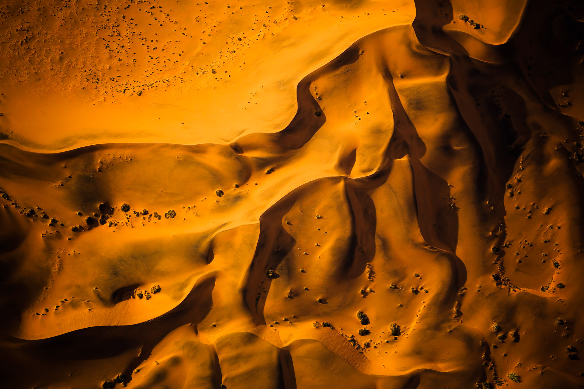 Namib není jen pouští nejvyšších písešných dun na světě, ale ve skutečnosti má opravdu mnohu tváří. Ty mnohdy zůstávají skryty právě uprostřed nedostupných dun, a tak nejlepší způsob vedoucí k jejich odhalení, je najmutí si letadla a pohled z nebe.