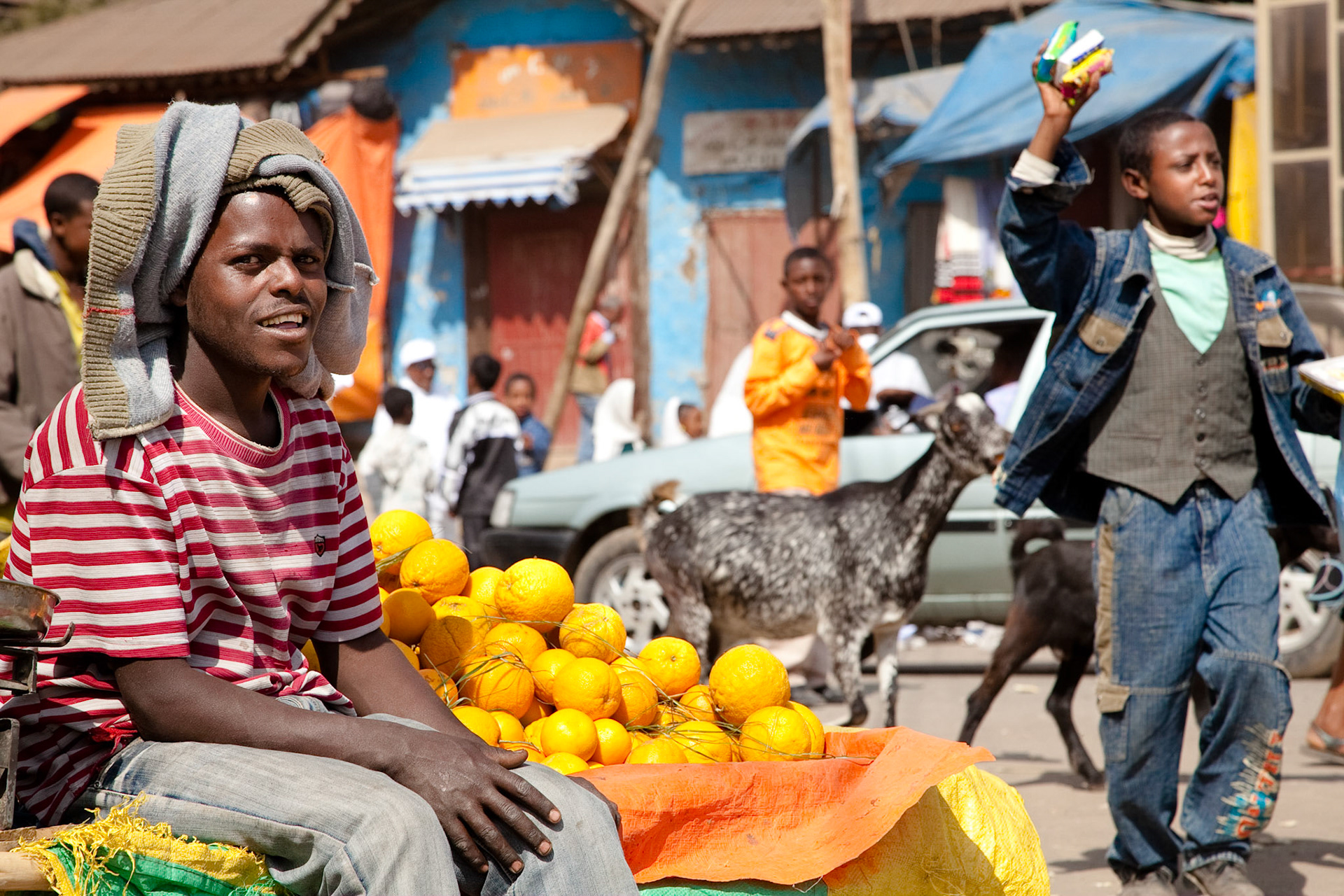 Prodavač pomerančů. Mimochodem byly plné pecek, ale chuťově vynikající.