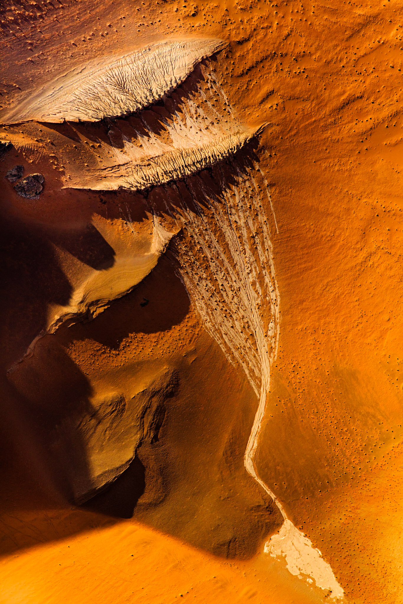 Namib není jen pouští nejvyšších písešných dun na světě, ale ve skutečnosti má opravdu mnohu tváří. Ty mnohdy zůstávají skryty právě uprostřed nedostupných dun, a tak nejlepší způsob vedoucí k jejich odhalení, je najmutí si letadla a pohled z nebe.