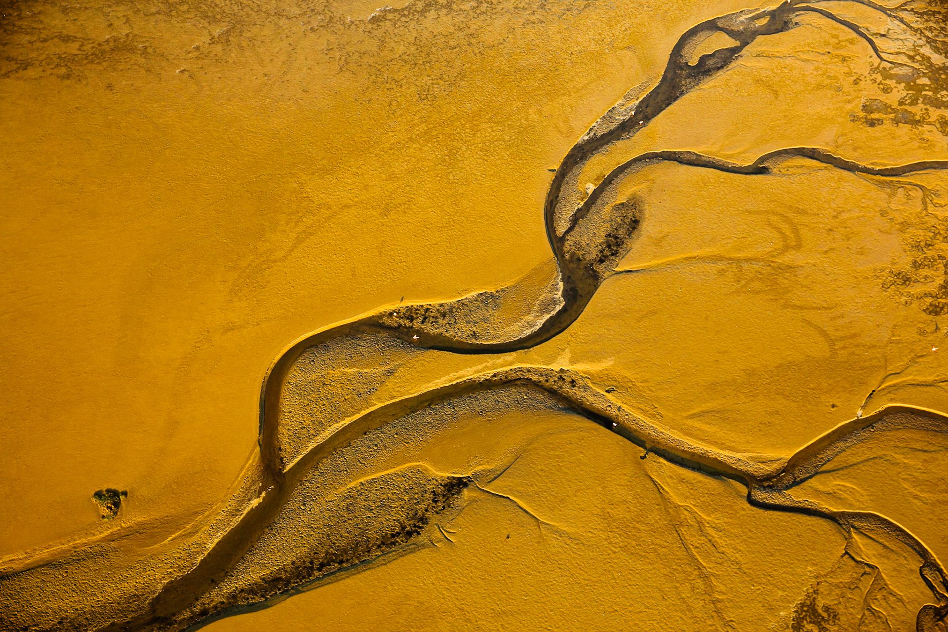 Namib není jen pouští nejvyšších písešných dun na světě, ale ve skutečnosti má opravdu mnohu tváří. Ty mnohdy zůstávají skryty právě uprostřed nedostupných dun, a tak nejlepší způsob vedoucí k jejich odhalení, je najmutí si letadla a pohled z nebe.