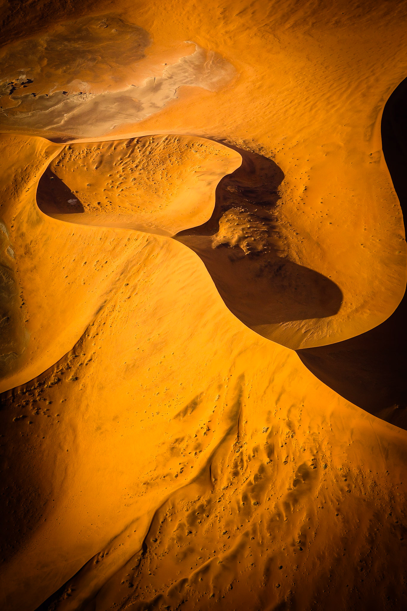 Namib není jen pouští nejvyšších písešných dun na světě, ale ve skutečnosti má opravdu mnohu tváří. Ty mnohdy zůstávají skryty právě uprostřed nedostupných dun, a tak nejlepší způsob vedoucí k jejich odhalení, je najmutí si letadla a pohled z nebe.