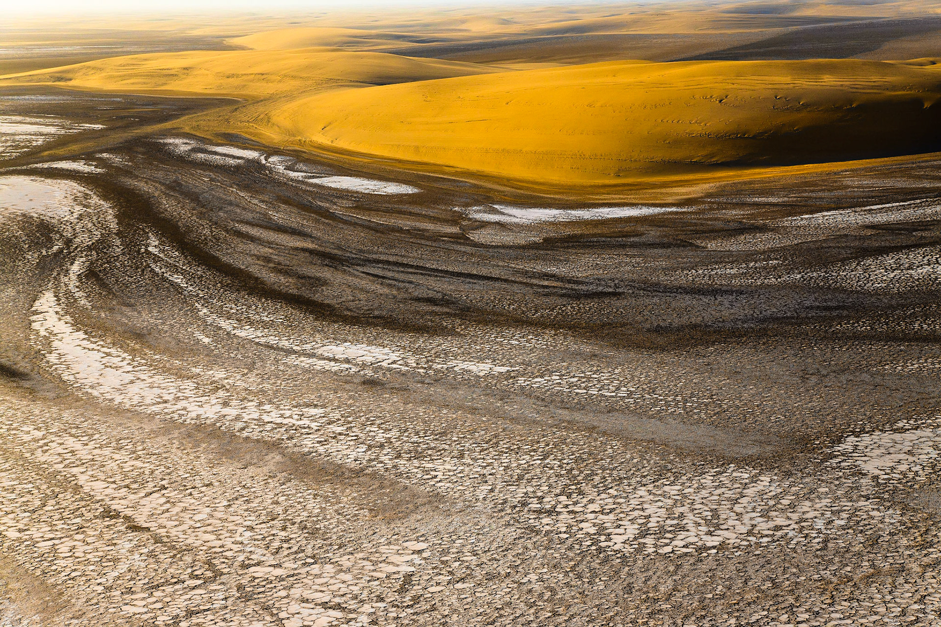 Namib Desert - Namibia / Jeden z mnoha dalších neskutečných pohledů na Namib ze vzduchu. Dokud jsem neviděl poušť, kterou jsem před tím přejel autem, také z letadla, nikdy jsem nemohl pochopit, jak rozmanitý je to svět.