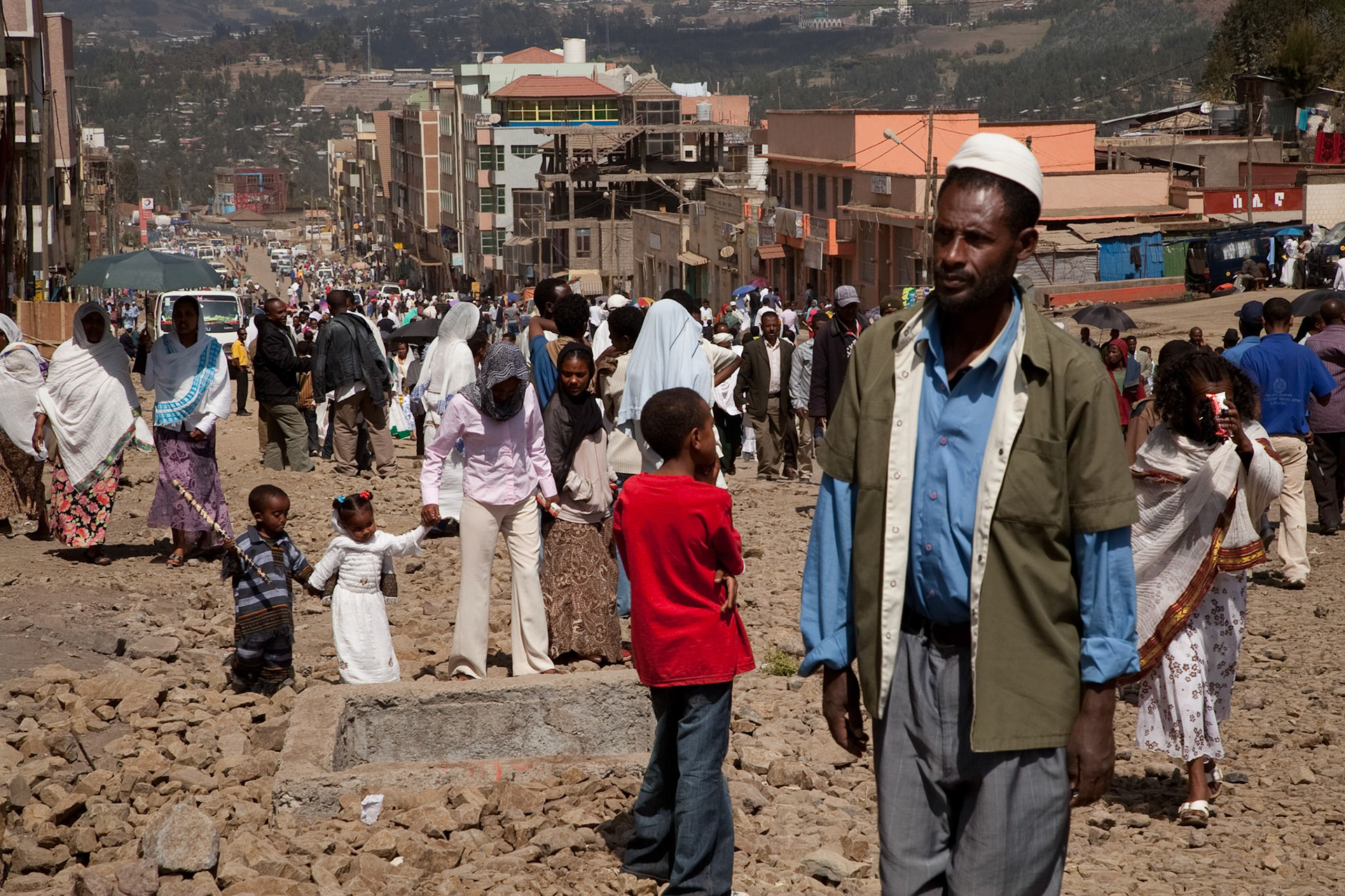 Rozmlácené ulice, odpady ústící přímo na silnice (tedy jejich zbytky), velké množství lidí (což souviselo s právě probíhajícím svátkem) a pachy všeho druhu vytvářely dohromady velmi emotivní atmosféru.