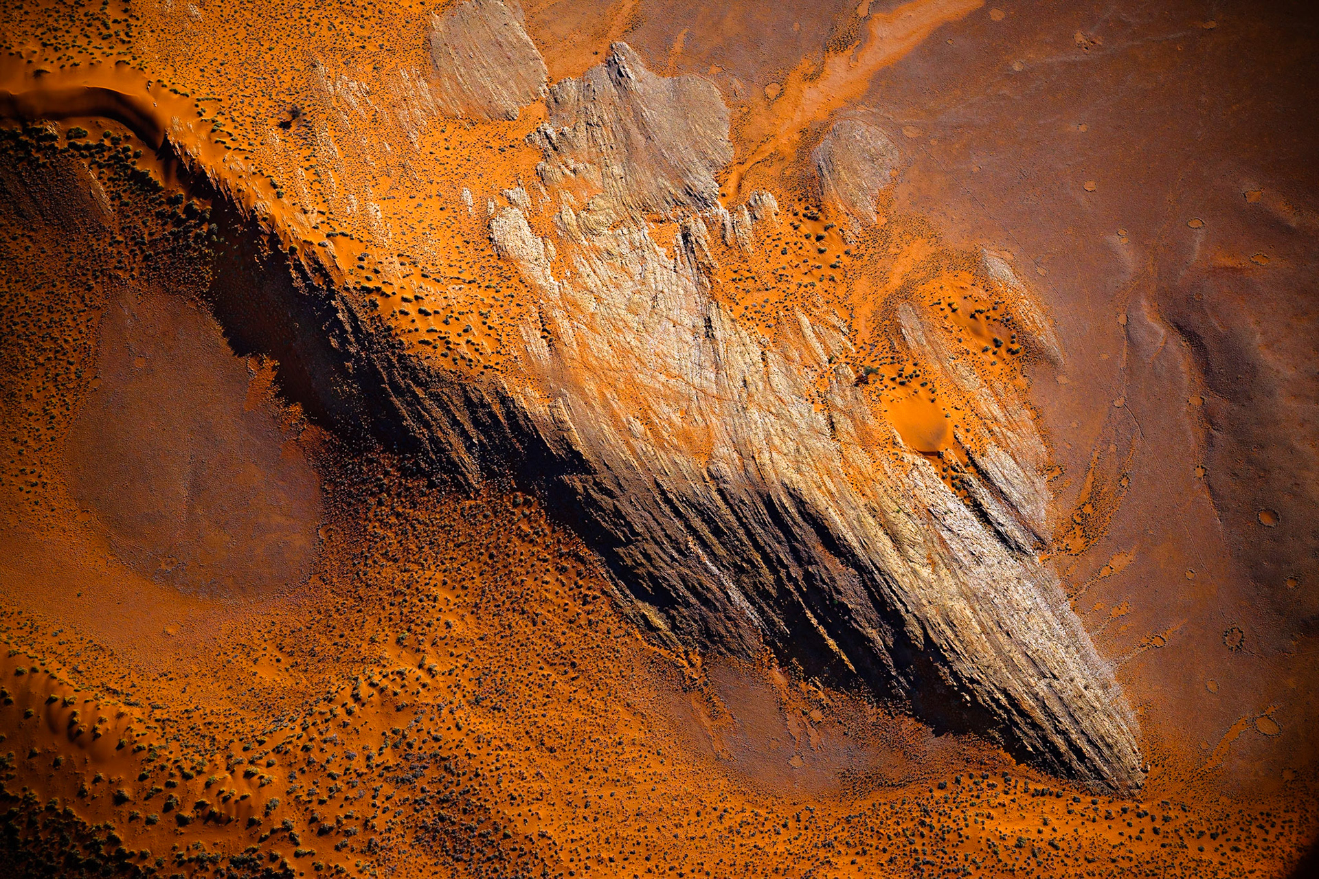 V Namibu lze najít kromě písku i skalní výčnělky, které si postupně podmaňuje poušť. Hrubozrnné skály jsou většinou zaoblené od neustálého bičujícího větru, nesoucího s sebou jemný písek a to, co po těchto vyvřelých horninách nakonec zůstane, je zase jen písek. Pravda, místy ještě proložený diamanty, které se na mnohých místech jen tak válely a možná ještě válí na jeho povrchu. Smutné na tom je, že se do těchto míst jen tak někdo nepodívá. Takzvaná diamantová oblast je přísně střežená, i když dnes se diamanty těží spíše z pobřežních vod, než ze samotné pouště.