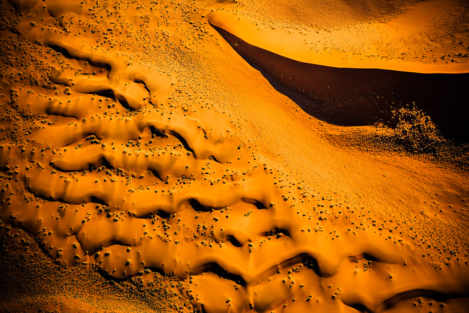 Namib není jen pouští nejvyšších písešných dun na světě, ale ve skutečnosti má opravdu mnohu tváří. Ty mnohdy zůstávají skryty právě uprostřed nedostupných dun, a tak nejlepší způsob vedoucí k jejich odhalení, je najmutí si letadla a pohled z nebe.