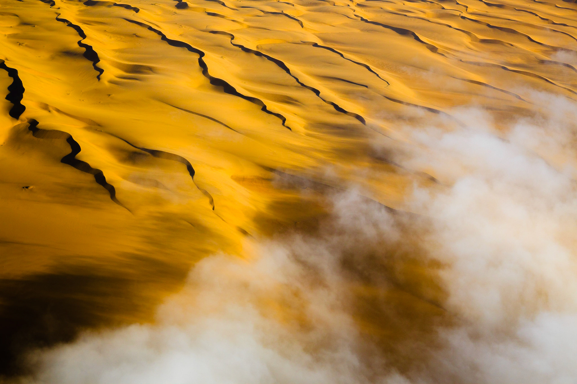 Vysoké duny Namibu padají na západním pobřeží Namíbie přímo do studených vln Atlantského oceánu. Díky rozdílným teplotám obou hmot zde není mlha nad pouští žádnou vzácností.