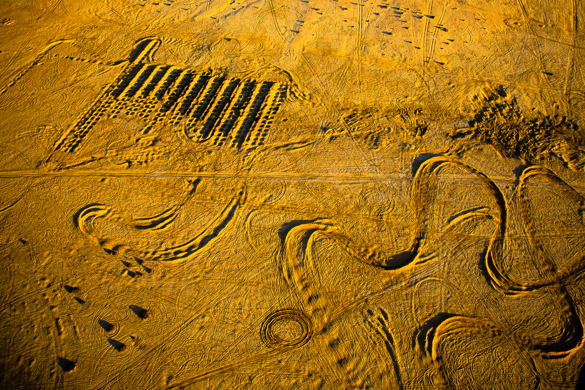 Namib není jen pouští nejvyšších písešných dun na světě, ale ve skutečnosti má opravdu mnohu tváří. Ty mnohdy zůstávají skryty právě uprostřed nedostupných dun, a tak nejlepší způsob vedoucí k jejich odhalení, je najmutí si letadla a pohled z nebe.