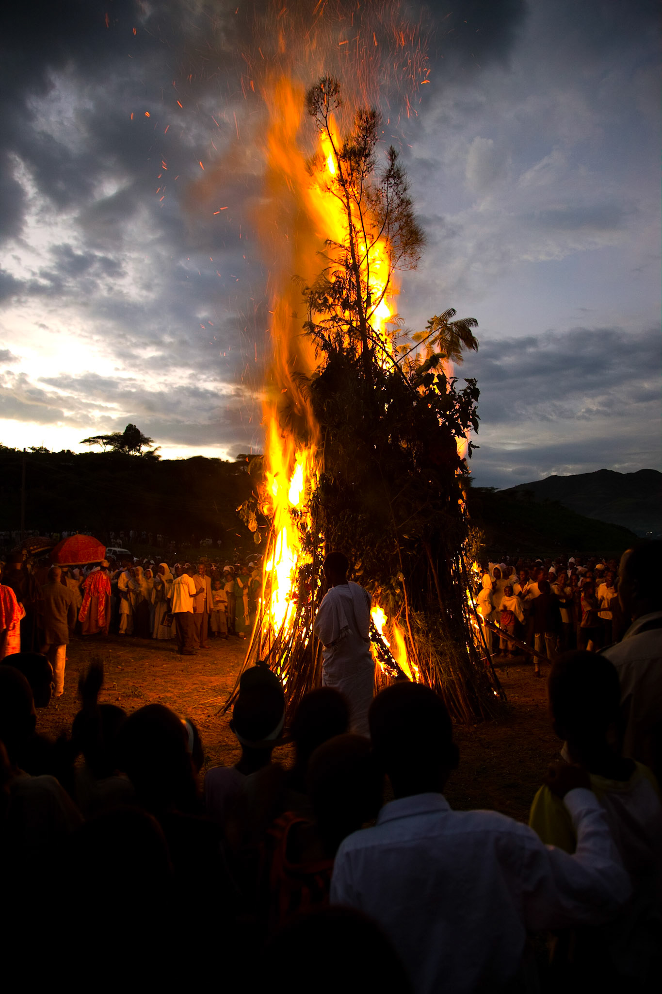 Vše končí zapálením velké fatry, do které přispěl téměř každý, kdo se přišel podívat, alespoň jednou větvičkou. Podobné, i když o dost menší ohně, vzplanou ještě týž večer téměř před každým domem. Později večer okolo nich začínají tančit skupiny notně podnapilých mledíků a všeobecné veselí pokračuje až dlouho do noci.