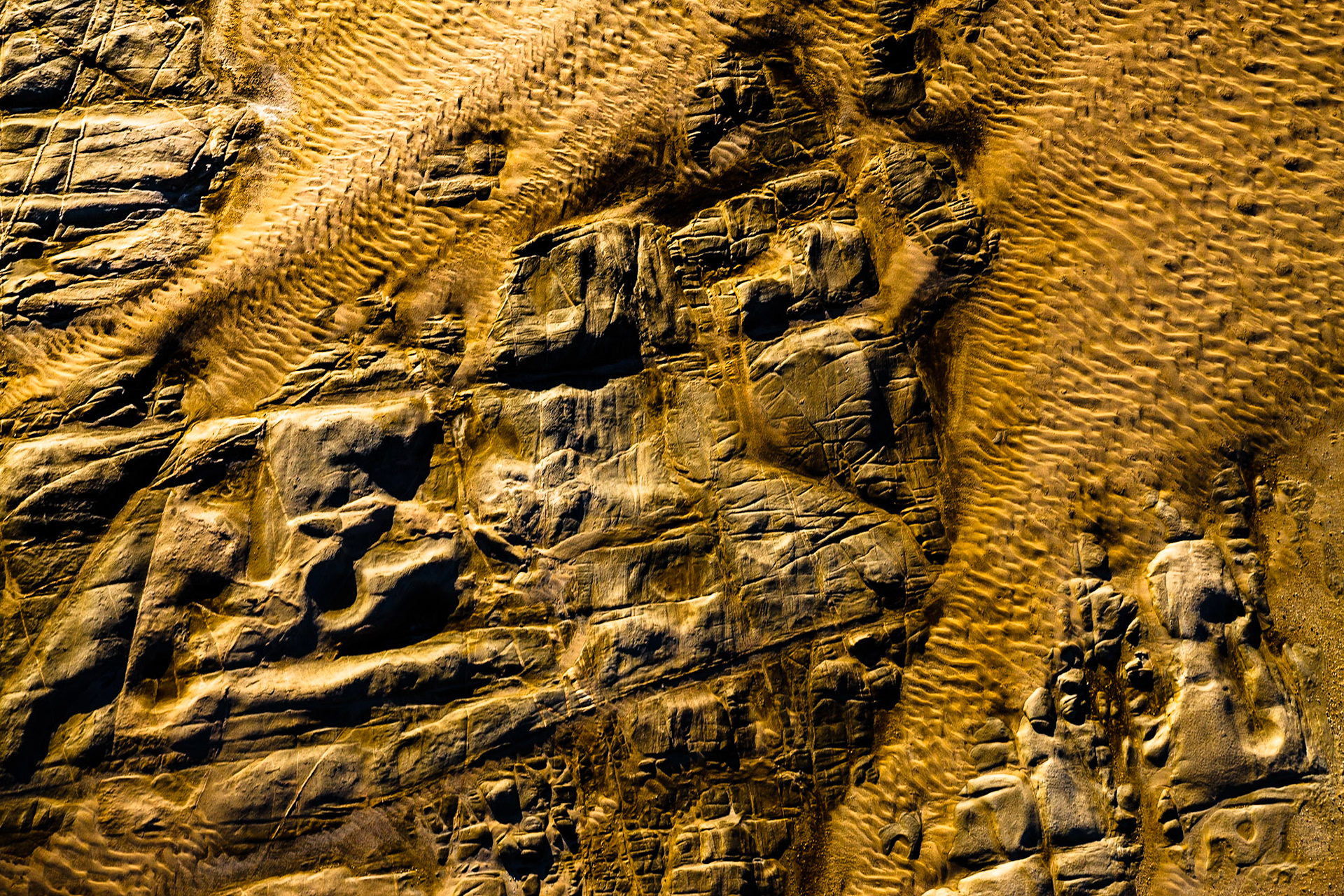 Namib není jen pouští nejvyšších písešných dun na světě, ale ve skutečnosti má opravdu mnohu tváří. Ty mnohdy zůstávají skryty právě uprostřed nedostupných dun, a tak nejlepší způsob vedoucí k jejich odhalení, je najmutí si letadla a pohled z nebe.