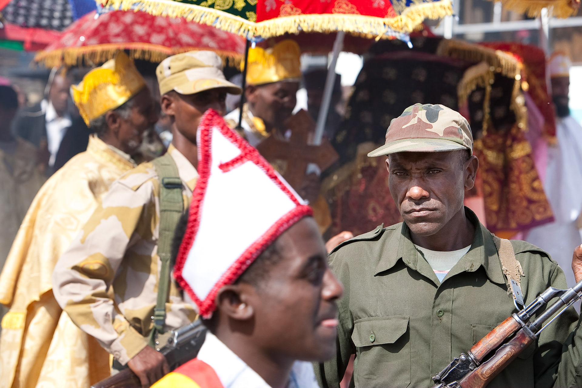 Na průvody a bujaré davy dohlíží samozřejmě všudypřítomné vojsko. Ulice jsou zablokované, doprava zastavená a objízdné trasy neexistují. Ať chcete nebo ne, musíte se zapojit a počkat, až se město zase trochu vylidní, což může trvat i několik hodin.