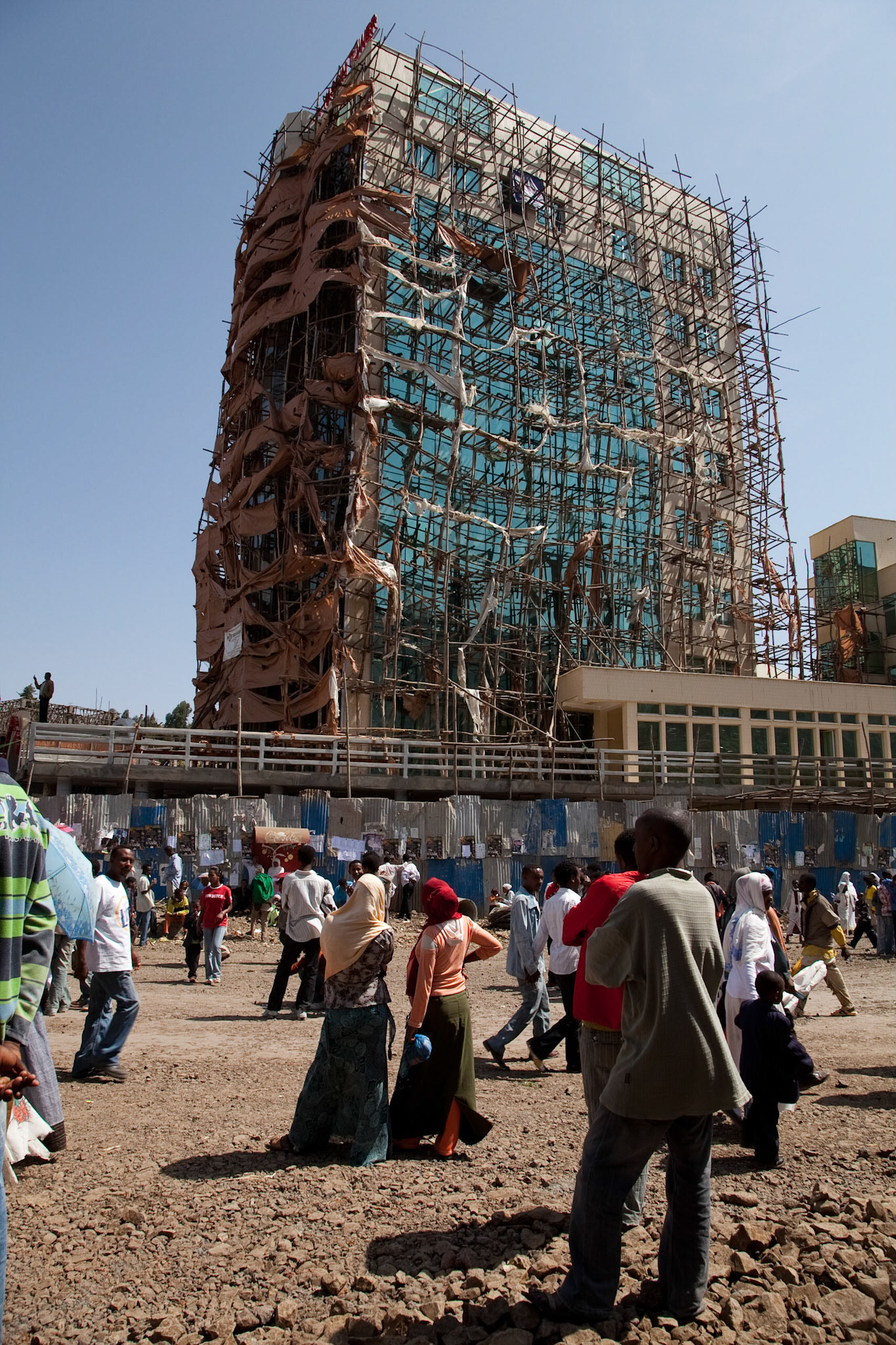 Typický způsob výstavby výškových budov v Africe. Vznikající, relativně moderní budovy, obepnuté vždy stejnou změtí zprohýbaných klacků působí velice zvláštním dojmem. Po čase už to ale člověku přijde jako normální.