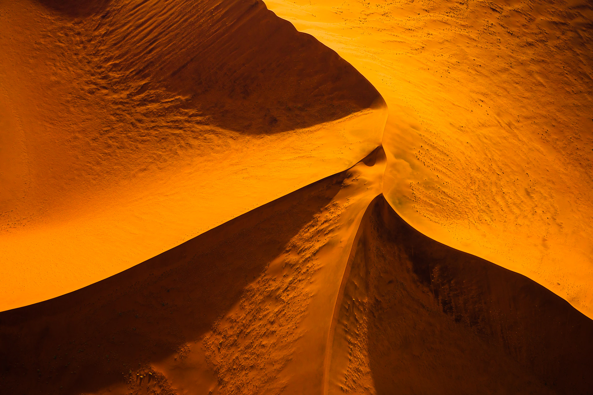 Namib není jen pouští nejvyšších písešných dun na světě, ale ve skutečnosti má opravdu mnohu tváří. Ty mnohdy zůstávají skryty právě uprostřed nedostupných dun, a tak nejlepší způsob vedoucí k jejich odhalení, je najmutí si letadla a pohled z nebe.