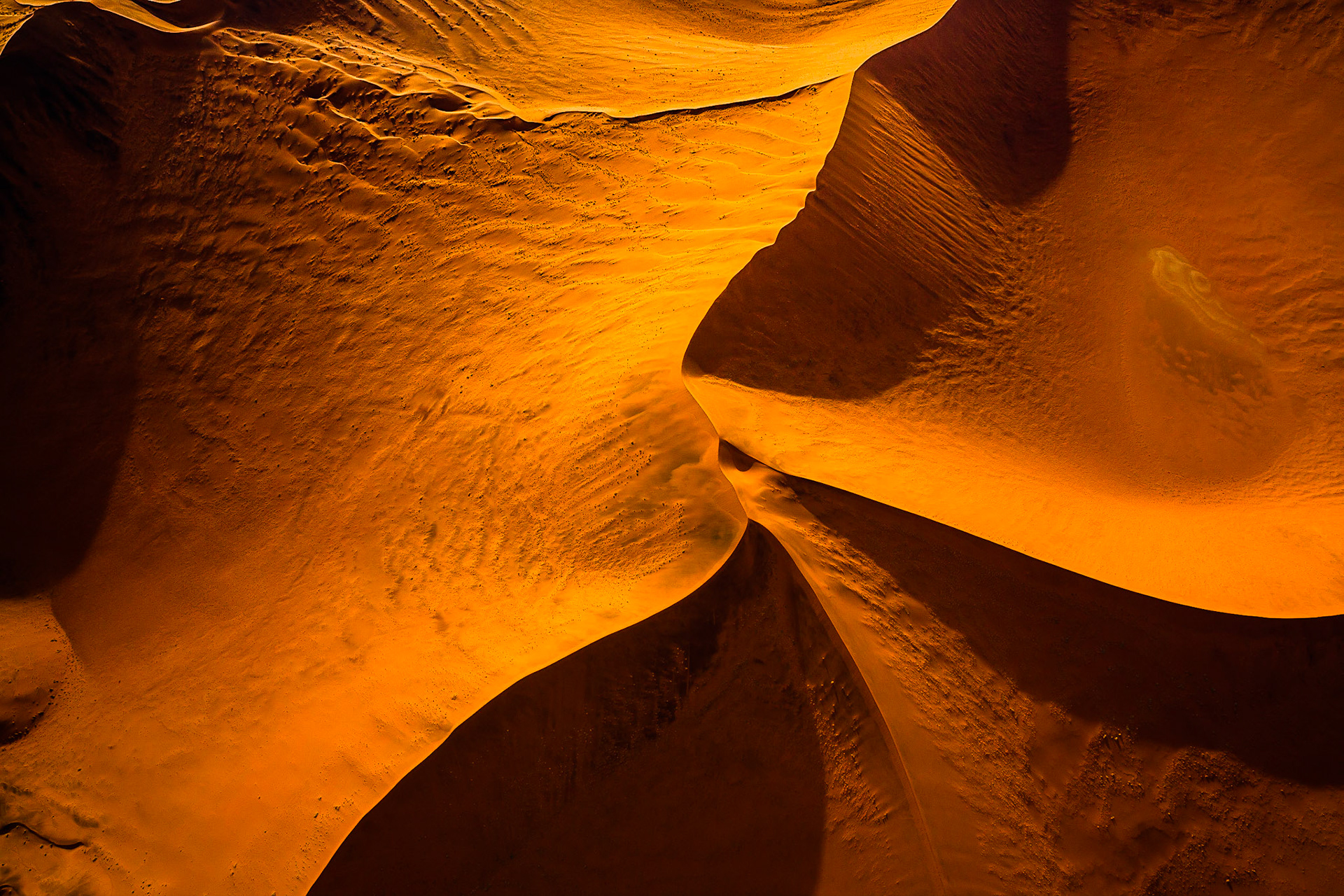 Namib není jen pouští nejvyšších písešných dun na světě, ale ve skutečnosti má opravdu mnohu tváří. Ty mnohdy zůstávají skryty právě uprostřed nedostupných dun, a tak nejlepší způsob vedoucí k jejich odhalení, je najmutí si letadla a pohled z nebe.