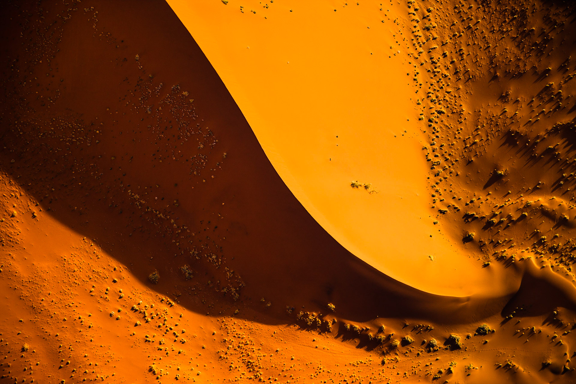 Namib není jen pouští nejvyšších písešných dun na světě, ale ve skutečnosti má opravdu mnohu tváří. Ty mnohdy zůstávají skryty právě uprostřed nedostupných dun, a tak nejlepší způsob vedoucí k jejich odhalení, je najmutí si letadla a pohled z nebe.