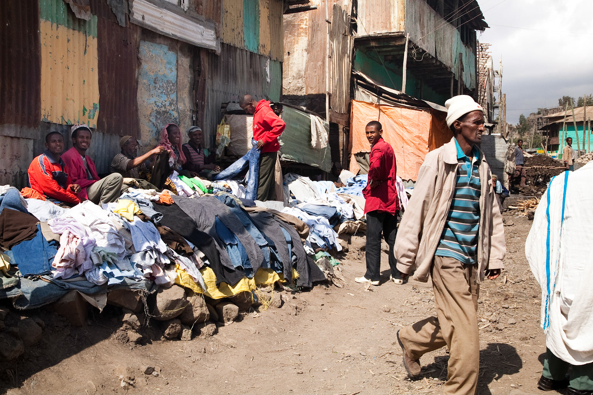 Obchodovat, ale i hodovat a posedávat se dá opravdu všude a nikomu nevadí, že kolem něj tečou splašky z kanalizace. Vydělat si na živobytí je v Africe priorita a ostatní jde stranou.