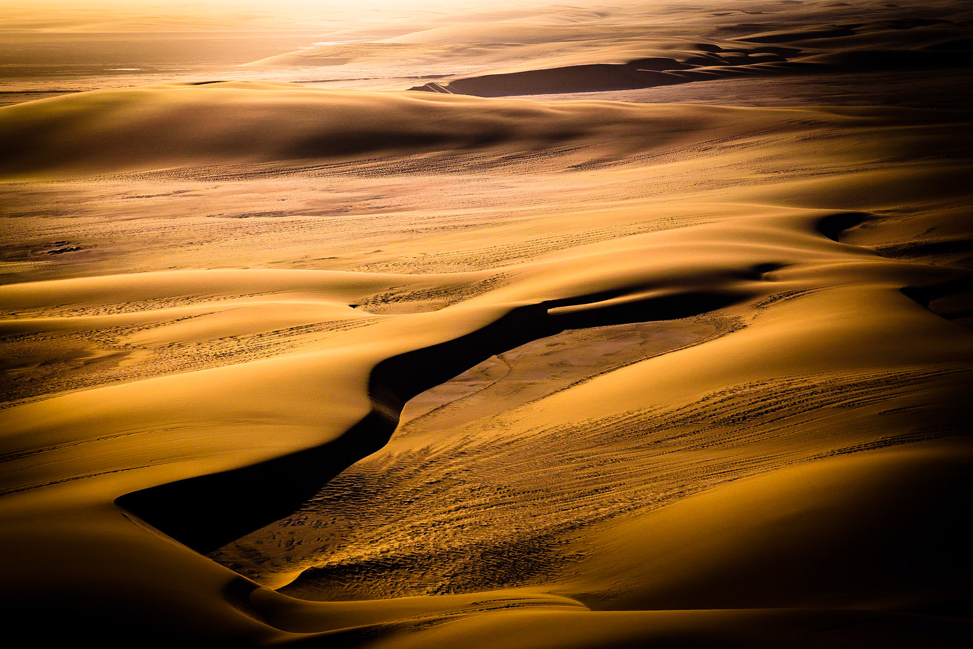 Namib není jen pouští nejvyšších písešných dun na světě, ale ve skutečnosti má opravdu mnohu tváří. Ty mnohdy zůstávají skryty právě uprostřed nedostupných dun, a tak nejlepší způsob vedoucí k jejich odhalení, je najmutí si letadla a pohled z nebe.