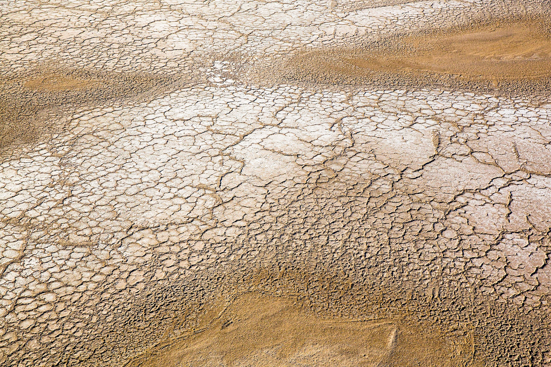 Namib Desert - Namibia / Namib není jen pouští nejvyšších písešných dun na světě, ale ve skutečnosti má opravdu mnohu tváří. Ty mnohdy zůstávají skryty právě uprostřed nedostupných dun, a tak nejlepší způsob vedoucí k jejich odhalení, je najmutí si letadla a pohled z nebe.