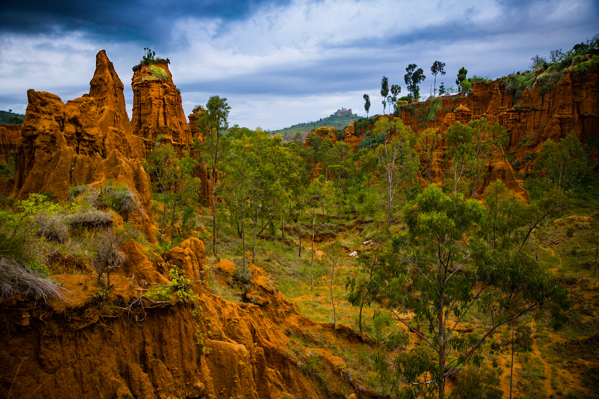 V podstatě jde o velikou erozní rýhu. Na obou stranách této rýhy se rozkládají vesnice, které jsou domovem neodbytných spratků. Jedno je tedy jisté. Člověk zde samotný rozhodně nezůstane.