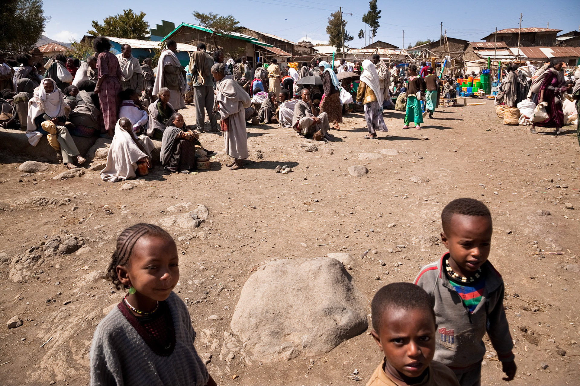 Na trhu lze nakoupit vše, od použitých i nových plastových nádob (tolik důležitých pro každodenní dopravu vody), bot z ojetých pneumatik, až po koření, obilí a kávu.