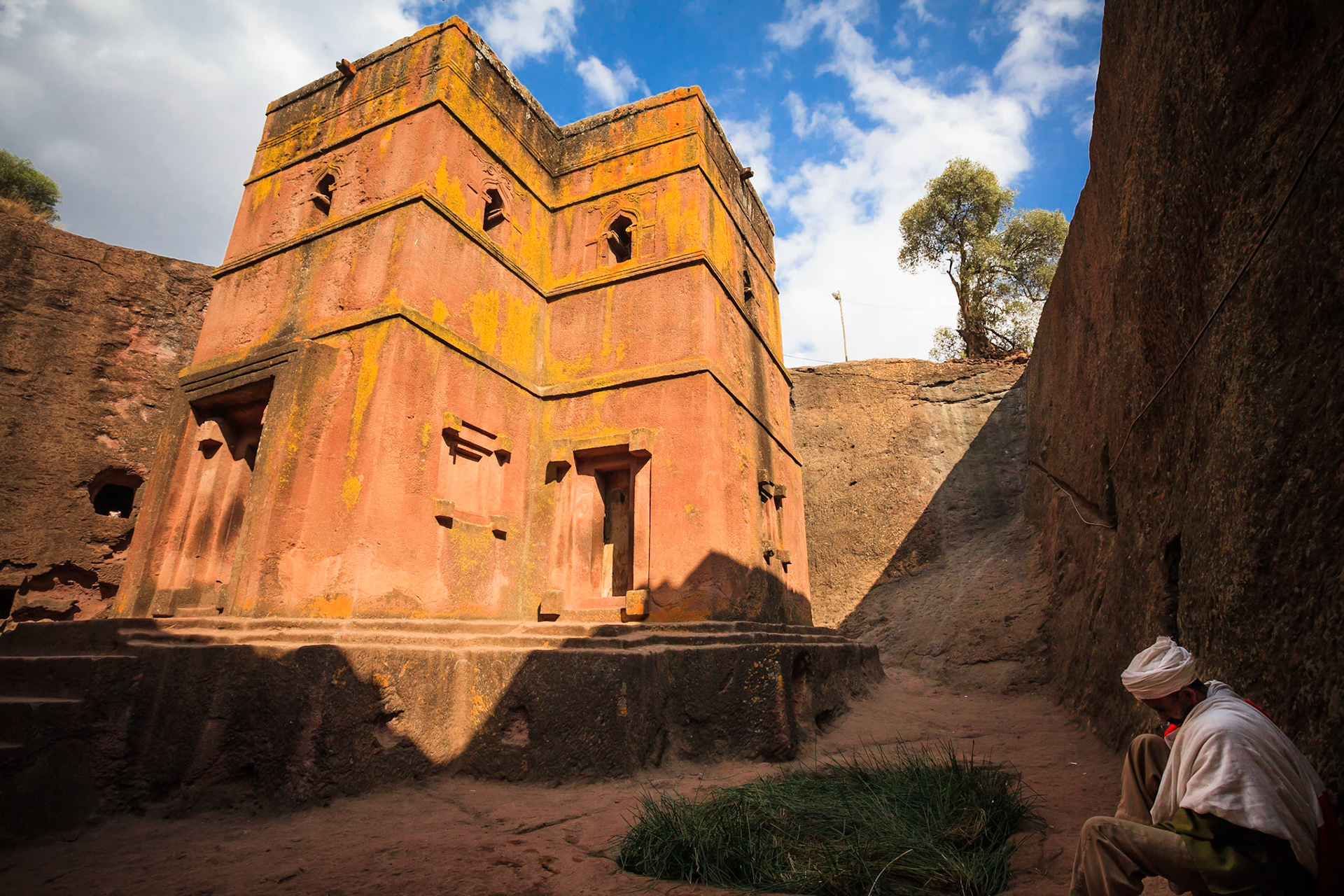 Jeden z nejznámnějších skalních kostelů v Lalibele. Jako jeden z mála není chráněn sice účelnou, ale nepříliš pohlednou ocelovo-textilní konstrukcí.