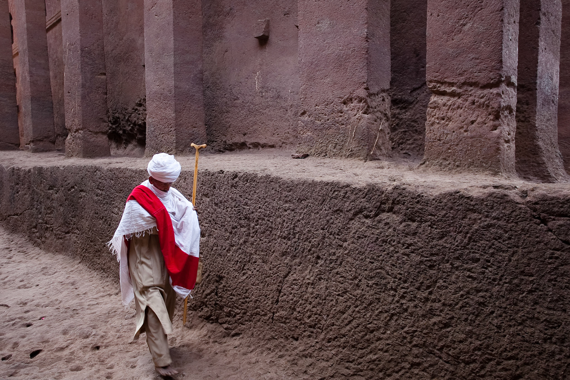Zapomenuté městečko v horách, plné kostelů, tunelů a labyrintů chodbiček doslova vykopaných ve skále.